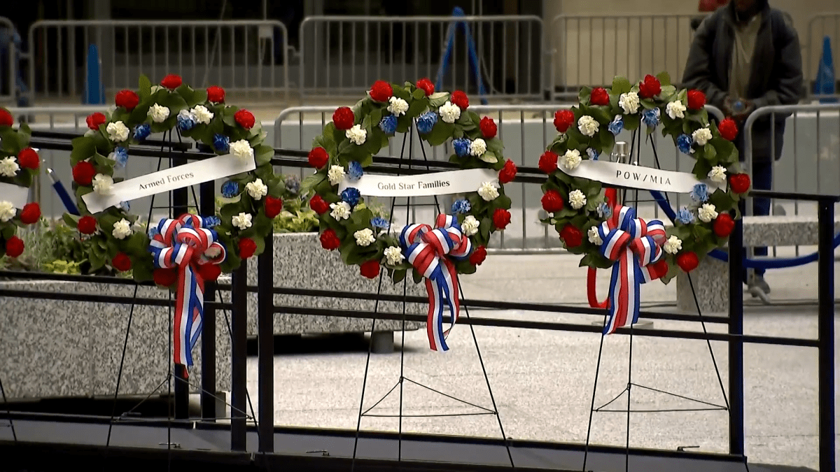 Chicago commemorates Memorial Day with a wreath laying ceremony and parade