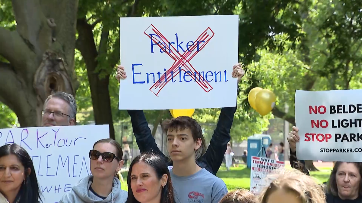 Lincoln Park residents protest possible Francis W. Parker School expansion Lincoln Park residents protest possible Francis W. Parker School expansion