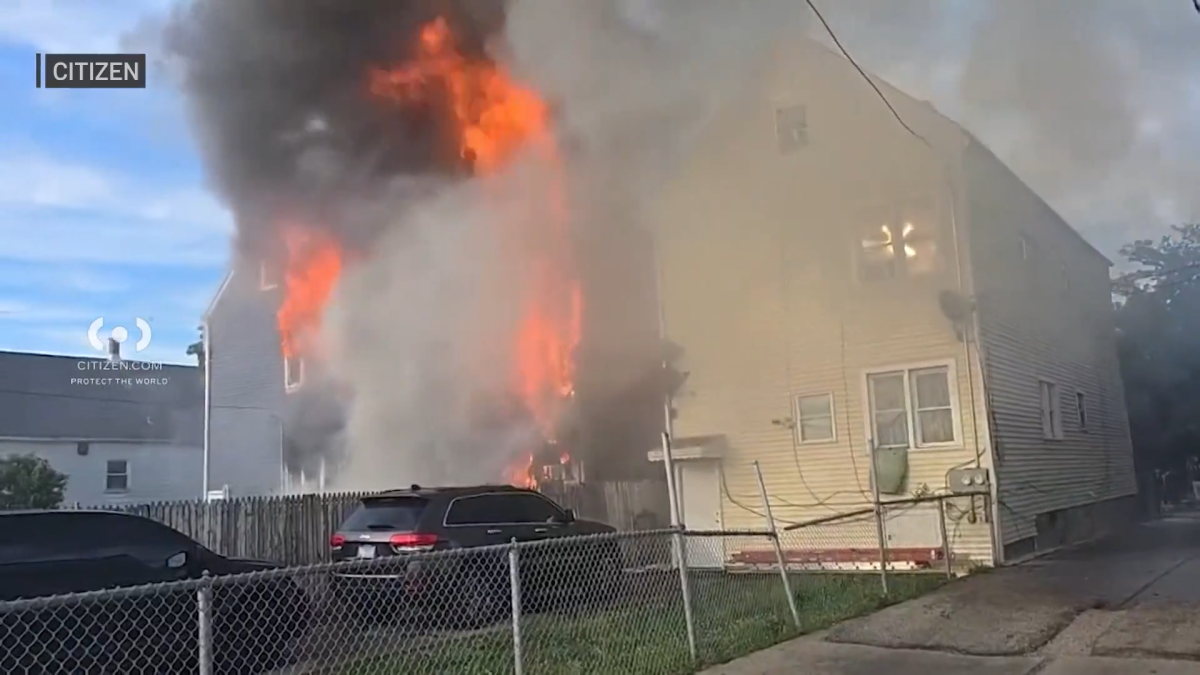 1 dead after huge flames engulf 3 buildings in Chicago; arson investigation underway