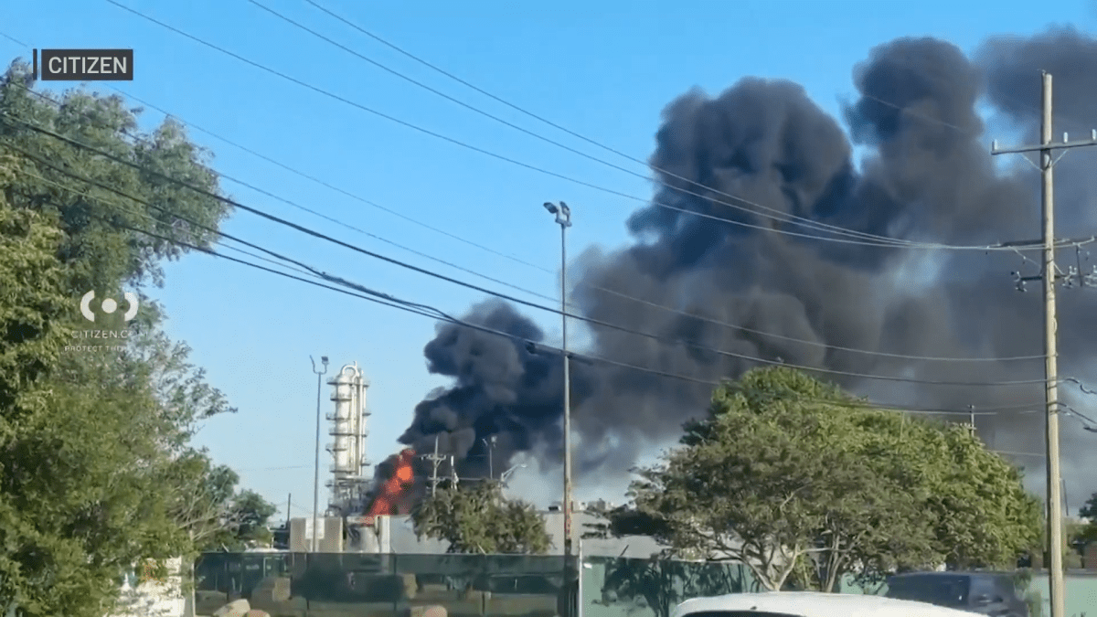 Flames and huge plume of smoke rise from fire in southwest suburb, video shows Flames and huge plume of smoke rise from fire in southwest suburb, video shows