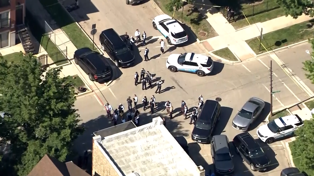 Officers seen with long guns amid heavy police presence involving FBI in Chicago