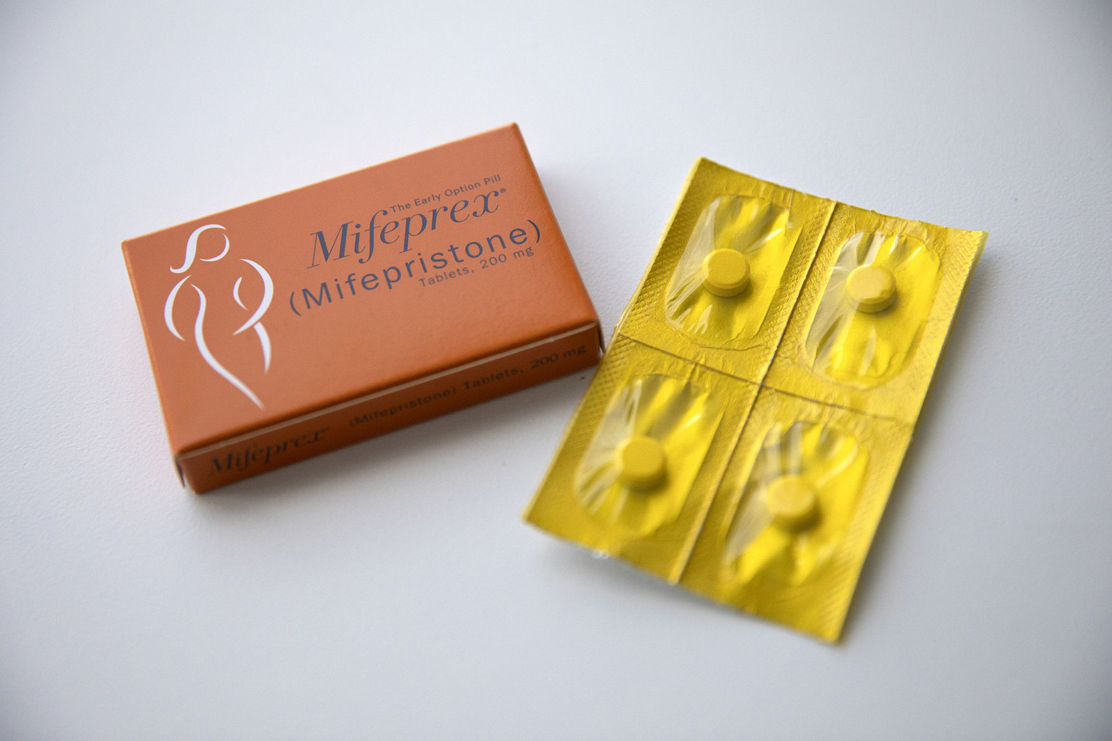 Supreme Court pauses lower court's order that blocked access to abortion pill by mail