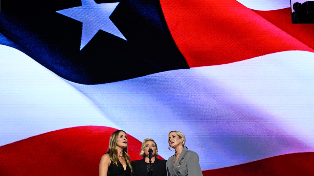The Chicks announce intimate &lsquo;Taking the Long Way tour, including Chicago stop