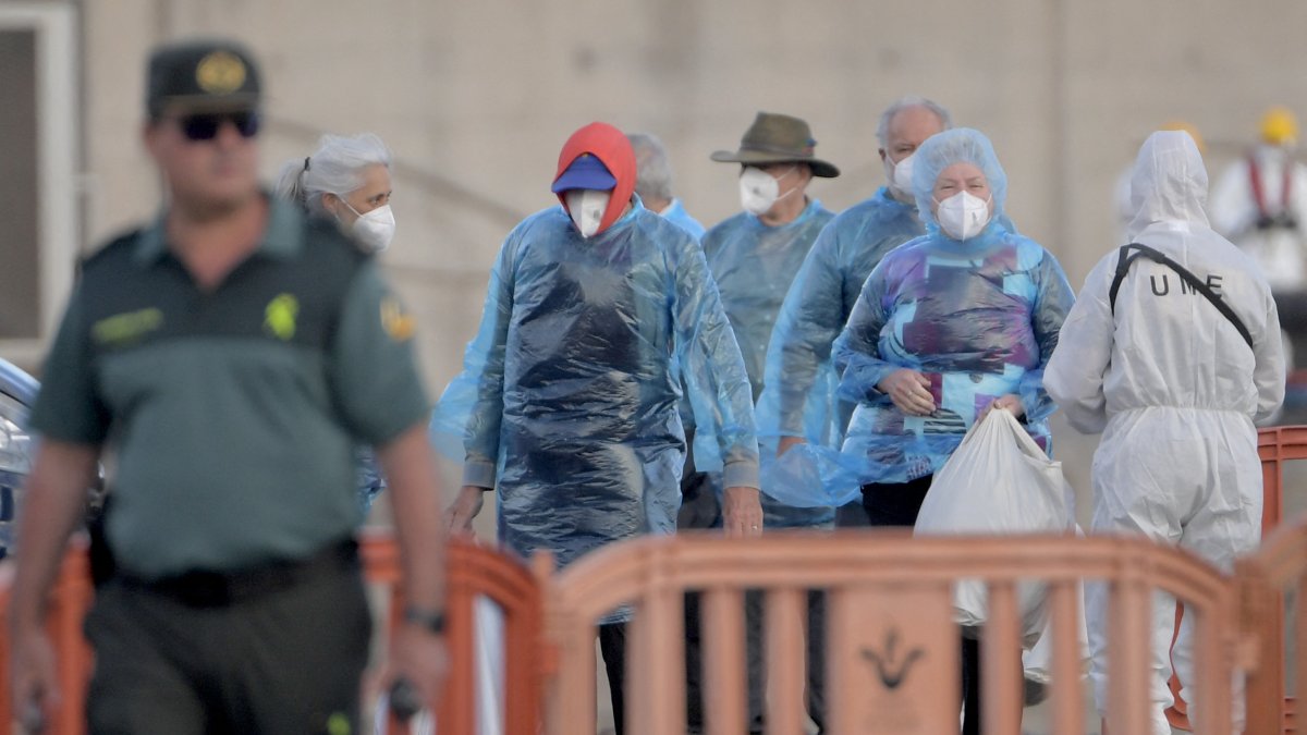 As Americans return from hantavirus ship, what symptoms are they watching for?