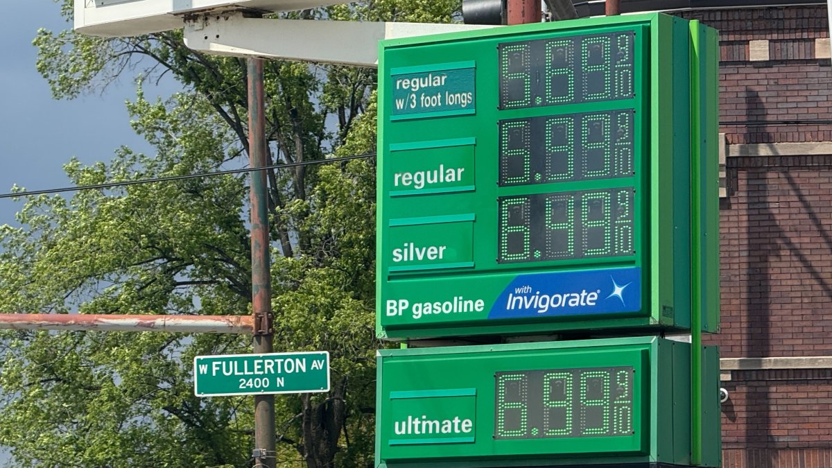 Save 30 cents per gallon at a Chicago gas station by filling your tank and tummy