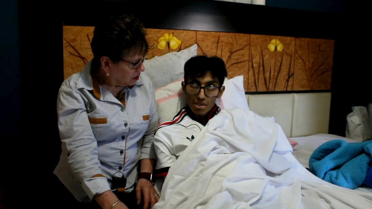 Parents of teen battling cancer to be released, will reunite with him in Mexico