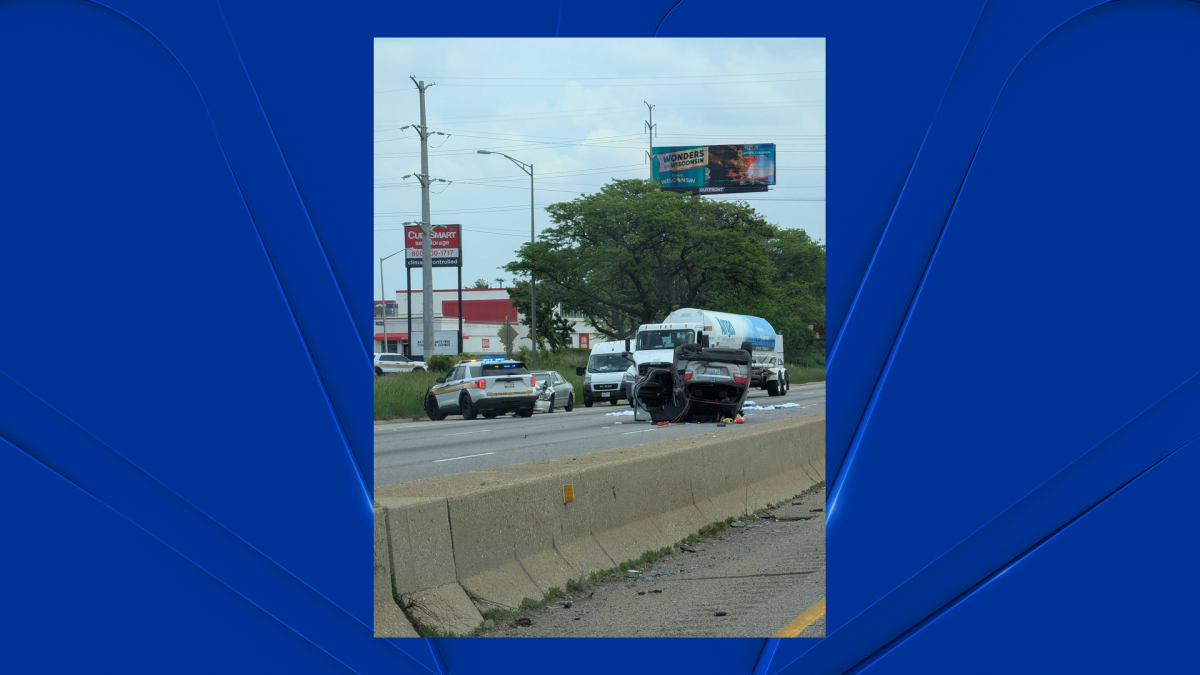 Multi-vehicle crash closes outbound Eisenhower Expressway in Chicago