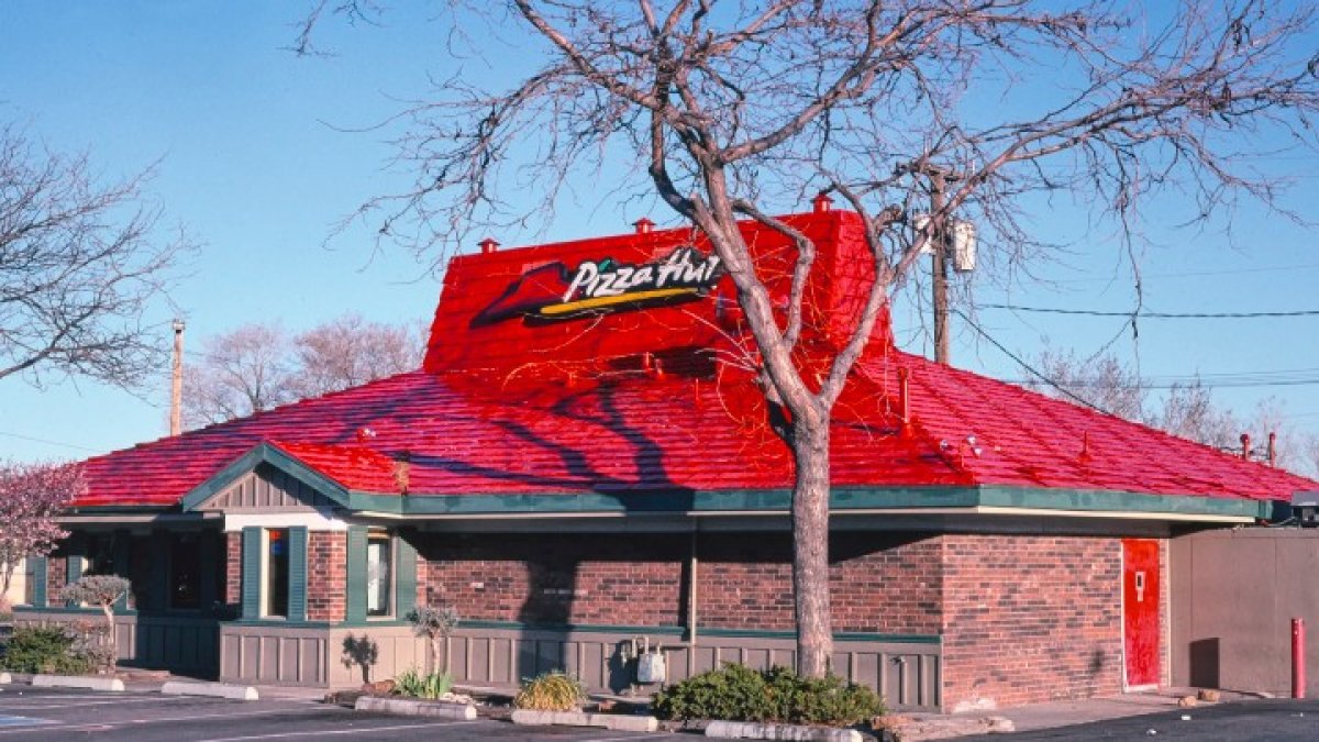 Pizza Hut restaurants to go retro, with 1990s ‘classic look: See the full list of locations Pizza Hut restaurants to go retro, with 1990s ‘classic look: See the full list of locations