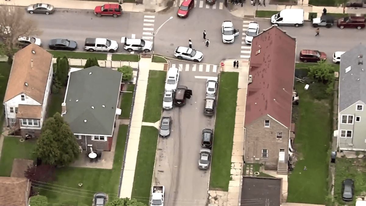 3 injured in shooting in Chicago, prompting large police response near school