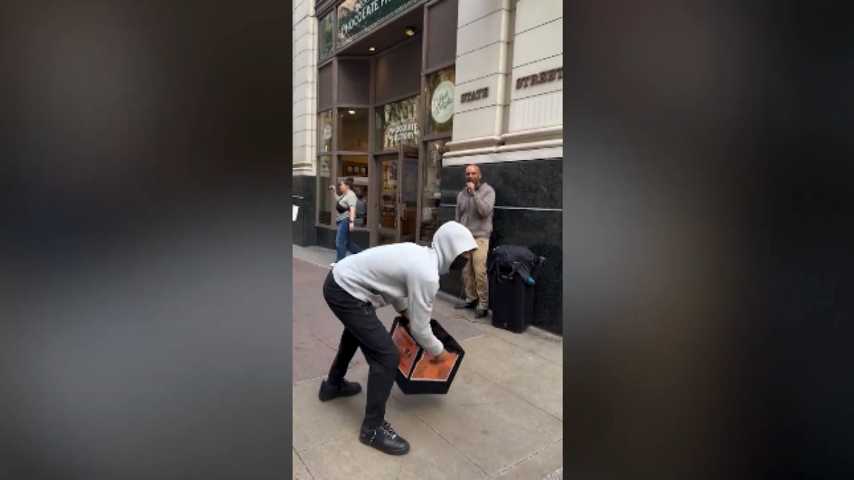 Chicago street performer catches teen snatching his tip box on video