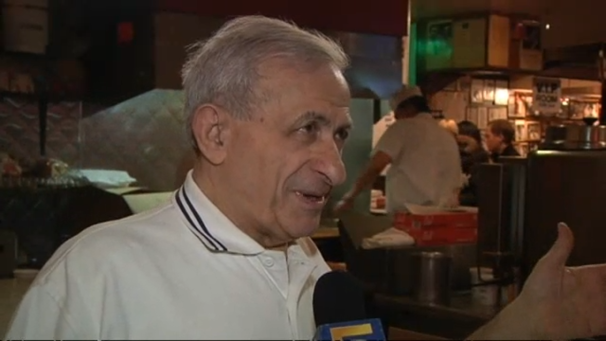 &lsquo;Sam is the institution: Owner of Chicagos legendary Billy Goat Tavern dies