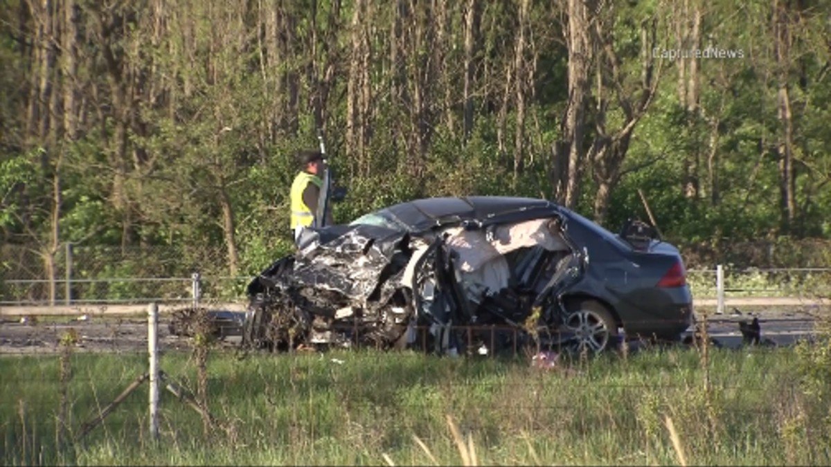 3 dead in wrong-way crash on Interstate 88 in suburban Aurora