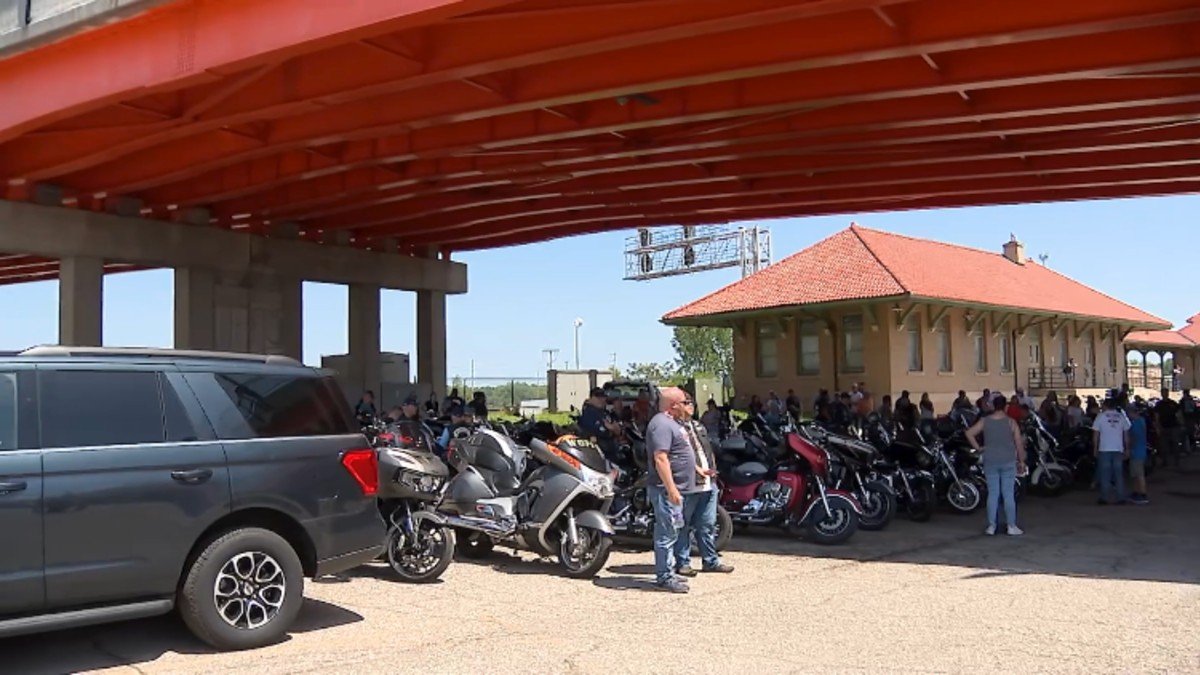 Hundreds of motorcyclists show support for wounded Indiana deputy