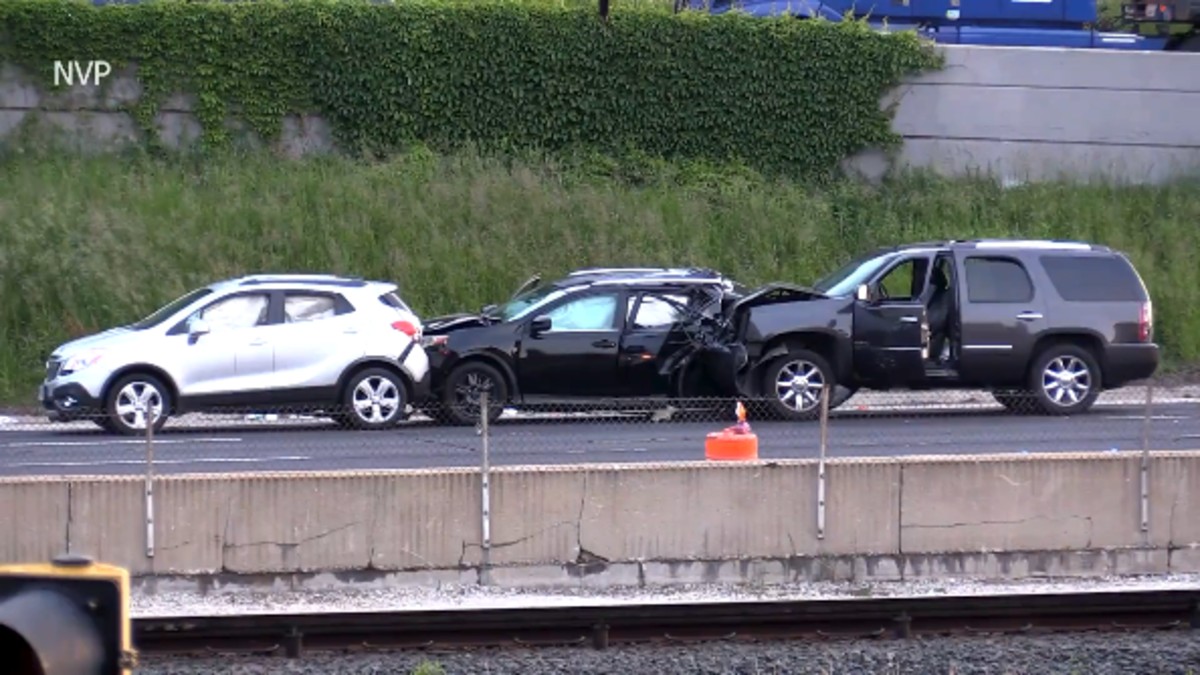 Multi-vehicle crash leaves 1 dead, 7 hurt on Eisenhower Expressway