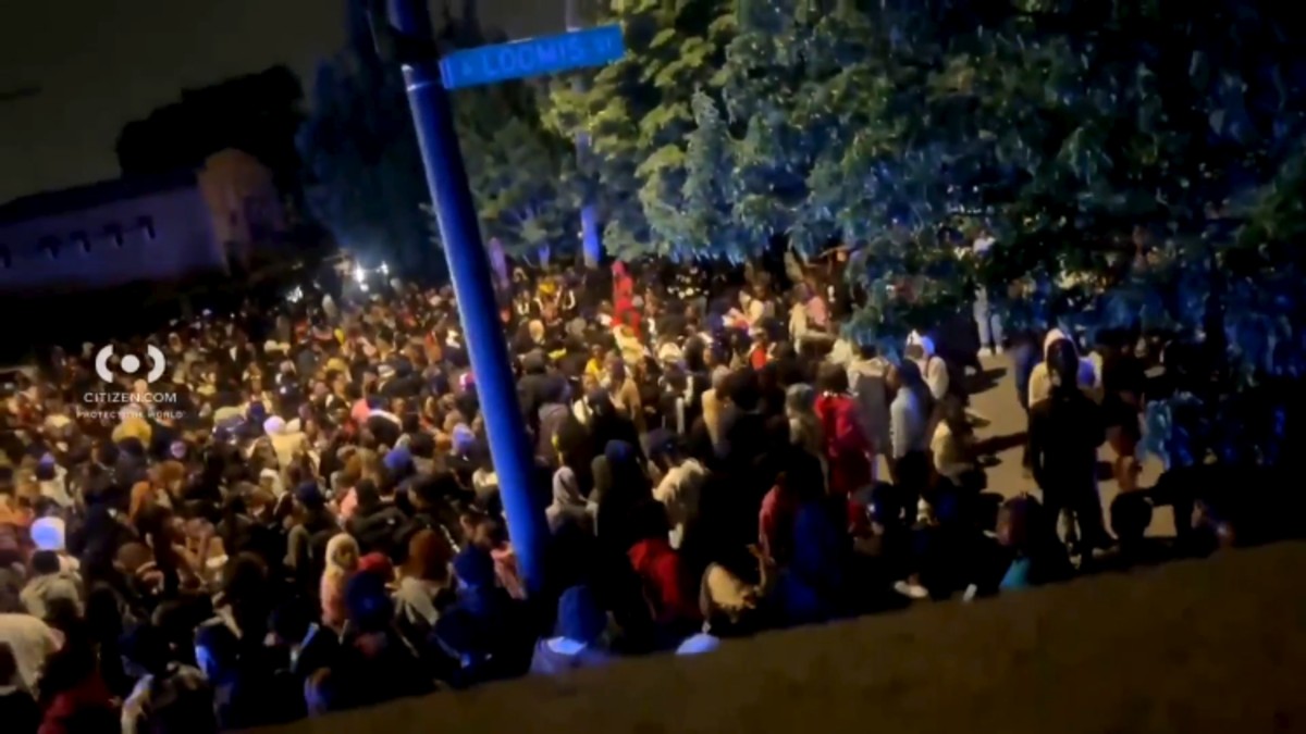 Multiple Chicago police officers struck by driver near teen gathering