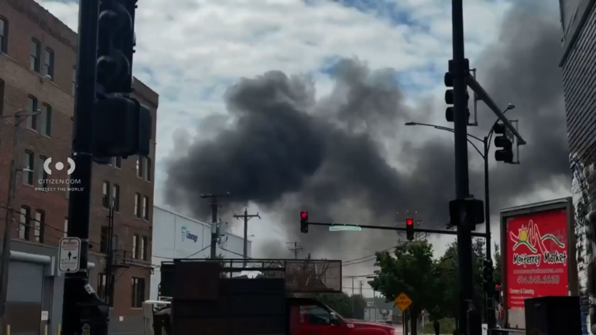 Smoke billows from warehouse fire on Chicagos Lower West Side