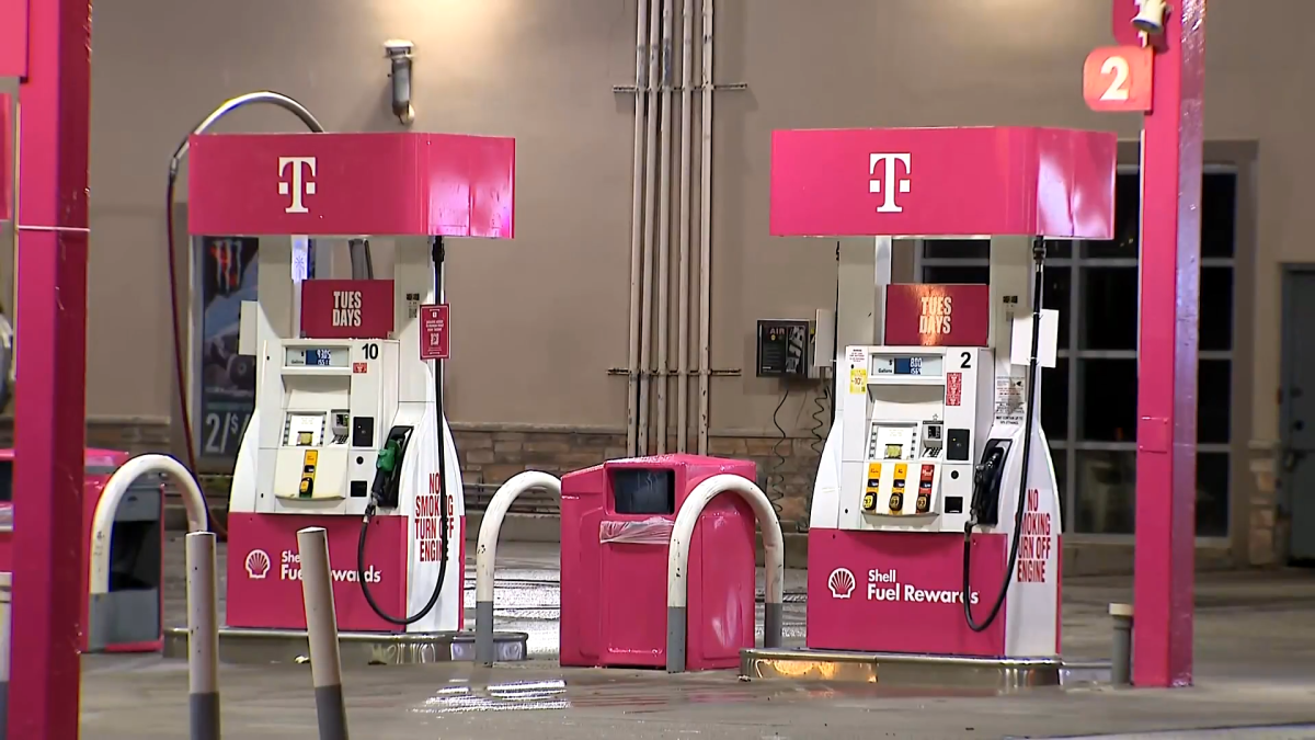 Chicago gas station selling gas for $1.99 per gallon for several hours Tuesday