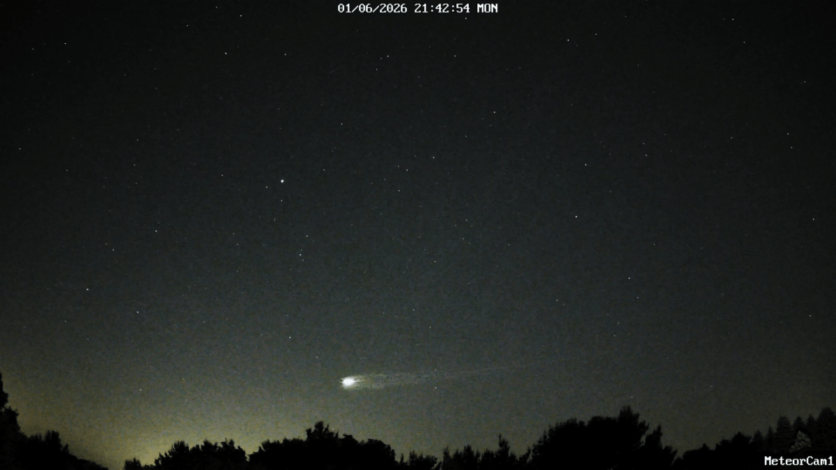 Hundreds report seeing fireball shoot across Chicago-area skies. See it here