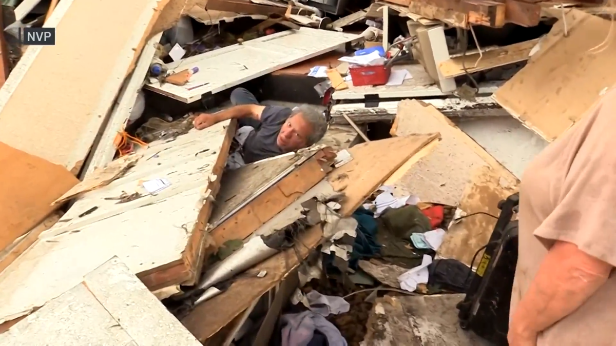 VIDEO: Man rescued from rubble of home in Streator, Illinois, destroyed by tornado
