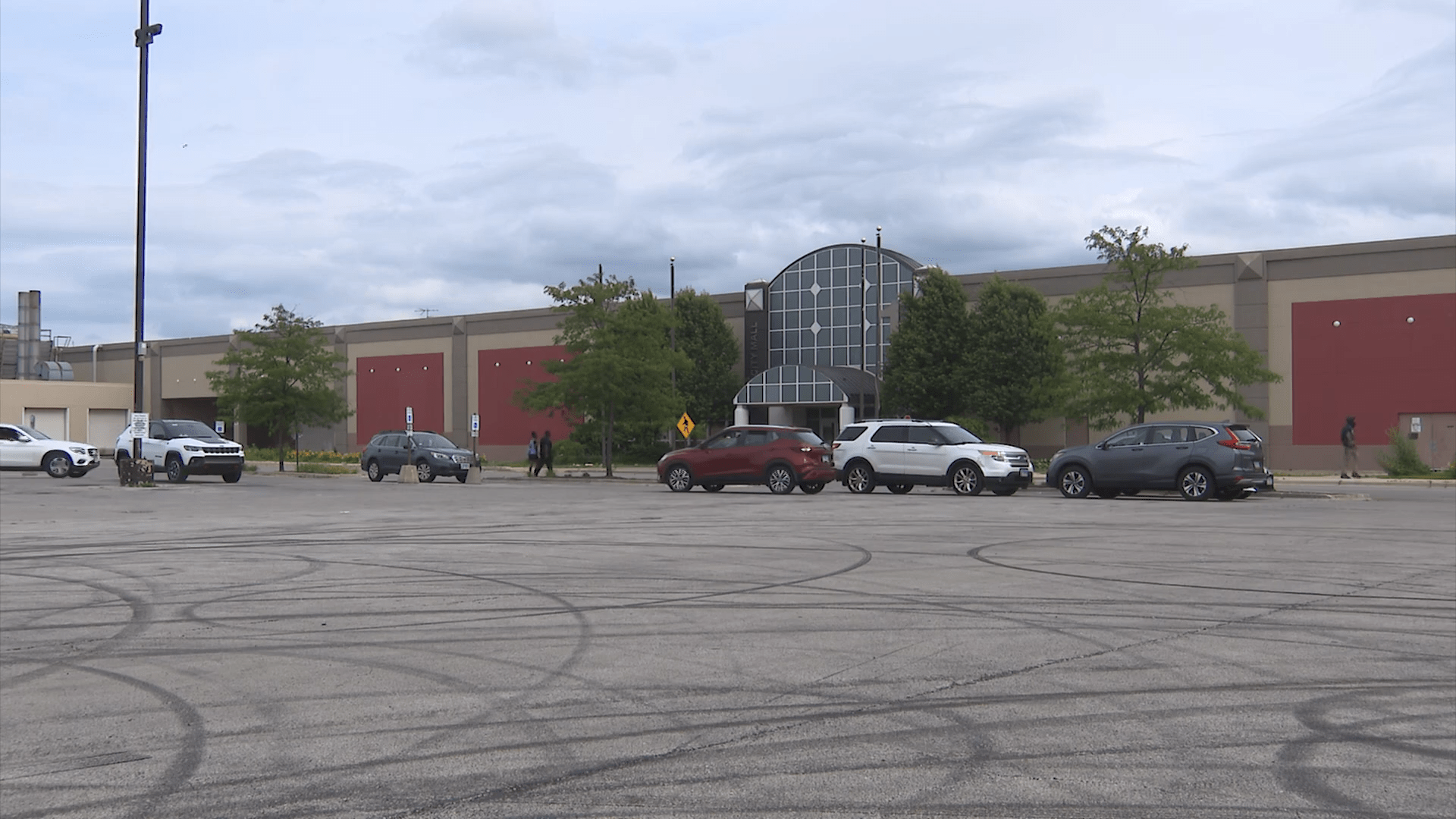 Alderman concerned about safety outside Ford City Mall after man shot and killed