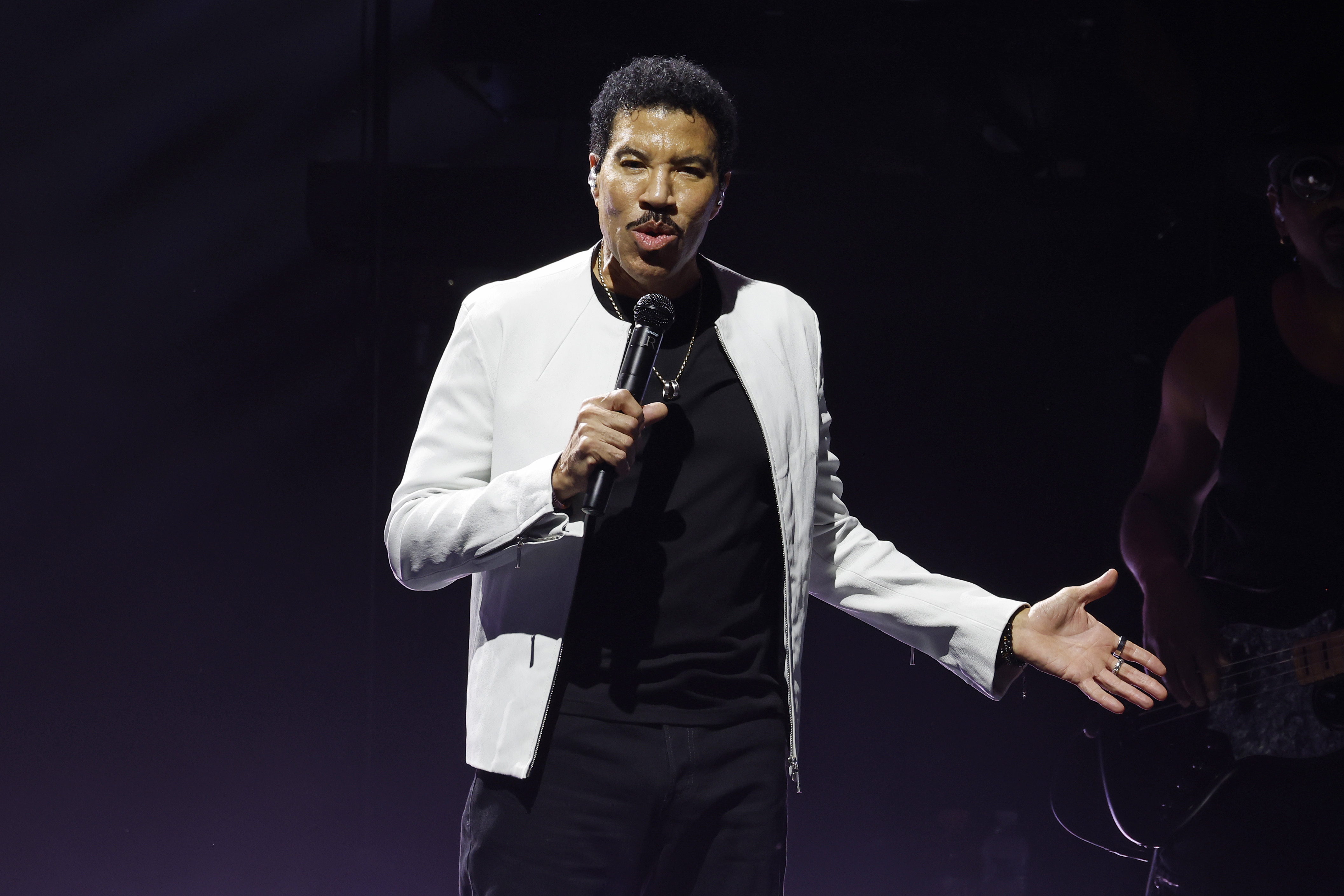 Lionel Richie postpones Chicago show after feeling dizzy on stage in Minnesota