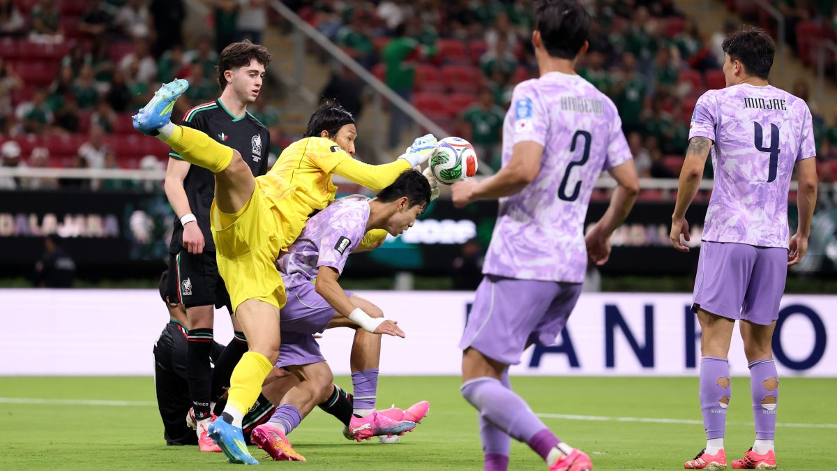 Mexico becomes first country to reach knockout stage of World Cup, beating South Korea 1-0
