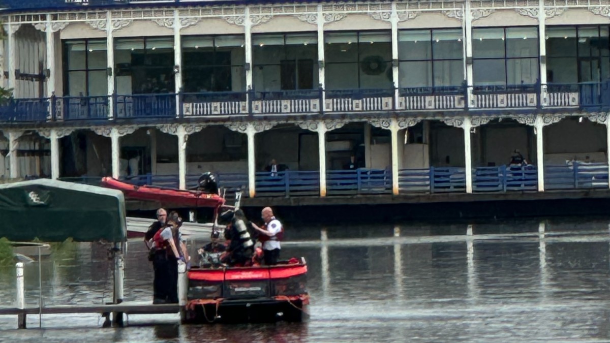 Elgin residents urged to avoid downtown area due to &lsquo;large police presence