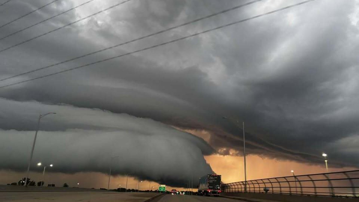 Why did no tornado siren sound in during &lsquo;likely tornado in Chicago suburb?