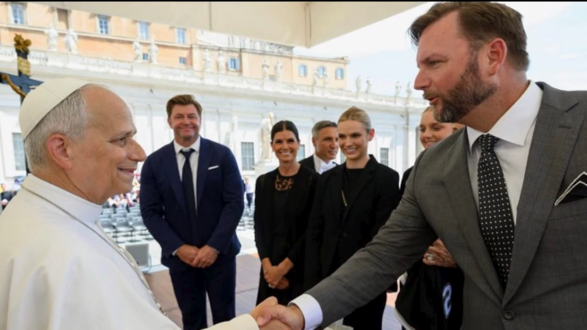 Former White Sox catcher AJ Pierzynski gives Pope Leo perfect gift