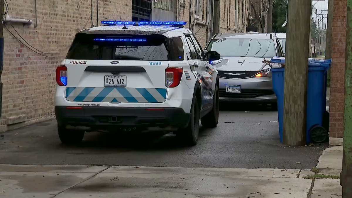 3 people found dead in Chicago Lawn apartment, police say 3 people found dead in Chicago Lawn apartment, police say