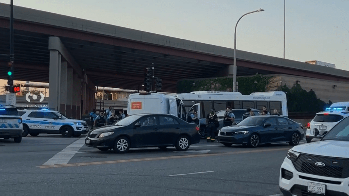 Large emergency response after bus involved in multi-vehicle crash in Chicago Large emergency response after bus involved in multi-vehicle crash in Chicago
