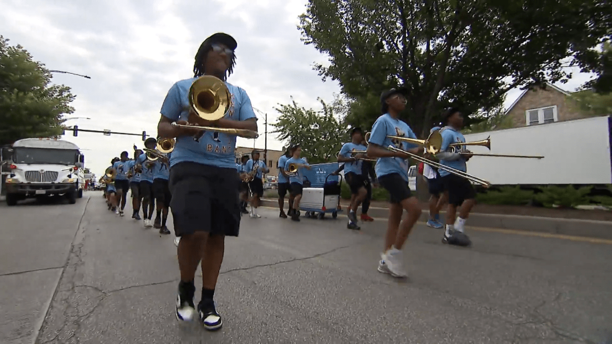 Students urge peace during annual anti-violence parade in Austin