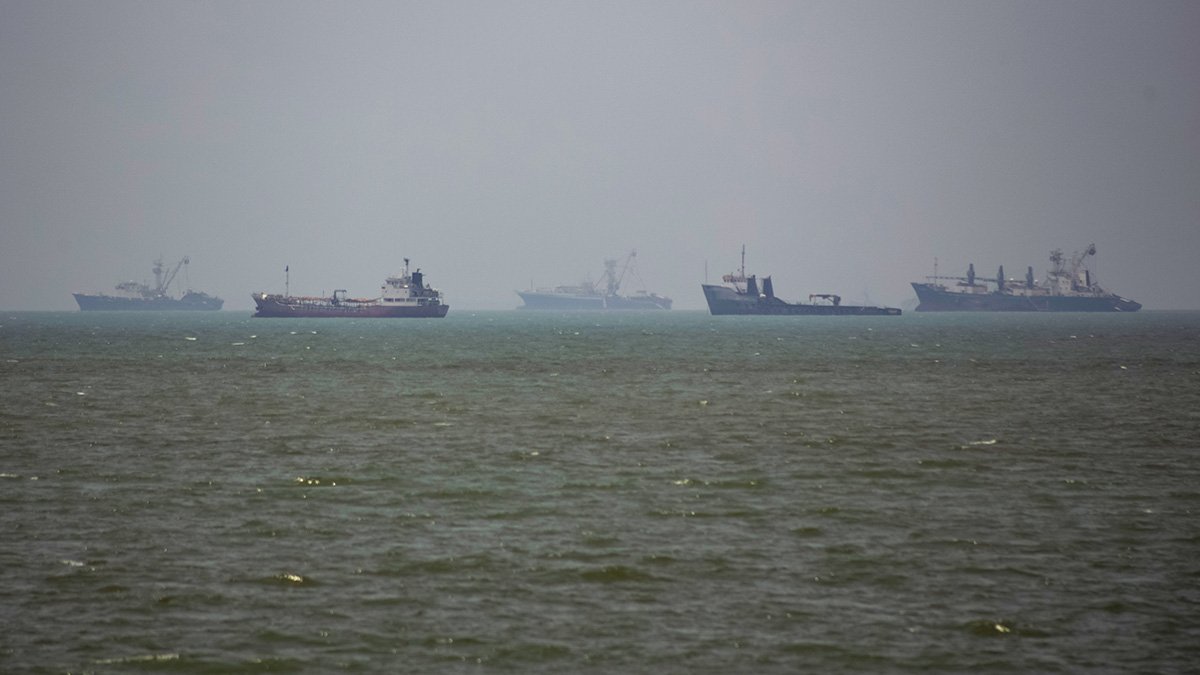 U.S. launches new strikes against Iran, revokes oil sales permit after 3 ships attacked in Strait of Hormuz