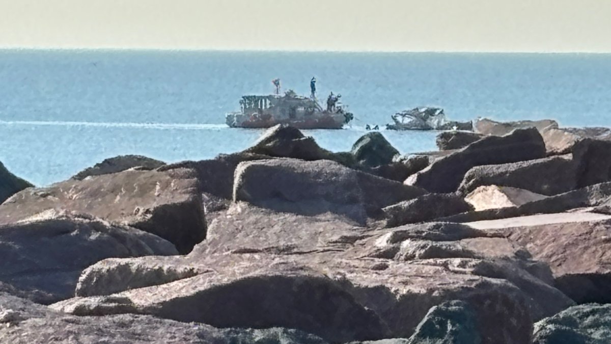 Crews responding to boat underwater in Lake Michigan near 31st St. Beach