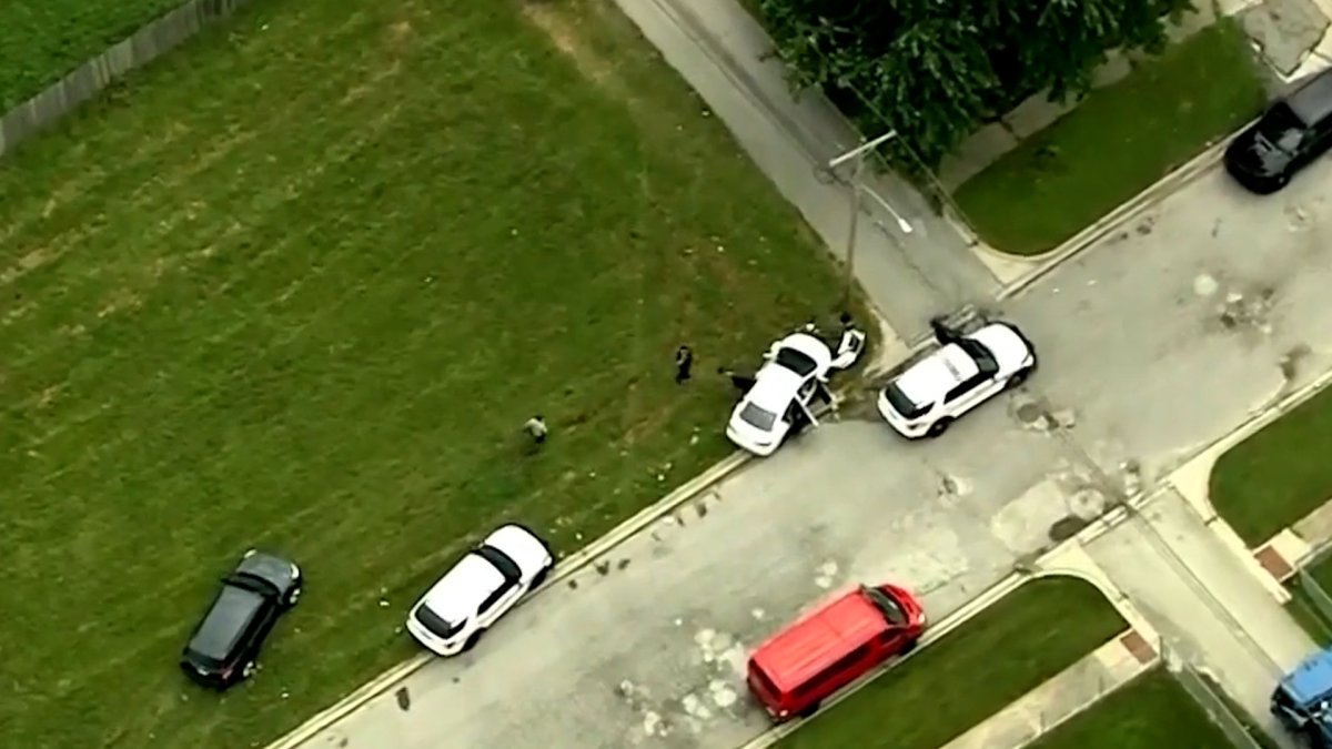 Vehicle leads police on chase, travels through McDonalds drive-through with kids inside