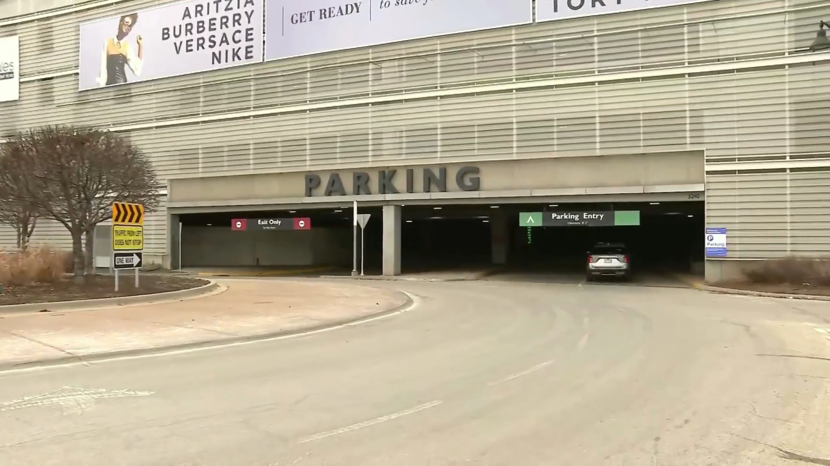 Fashion Outlets of Chicago reverses pay-to-park policy at suburban mall Fashion Outlets of Chicago reverses pay-to-park policy at suburban mall