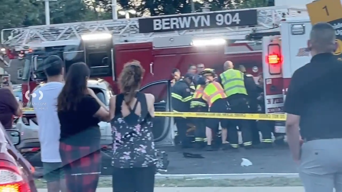 &lsquo;Major crash closes busy road in west suburb, drivers asked to avoid area