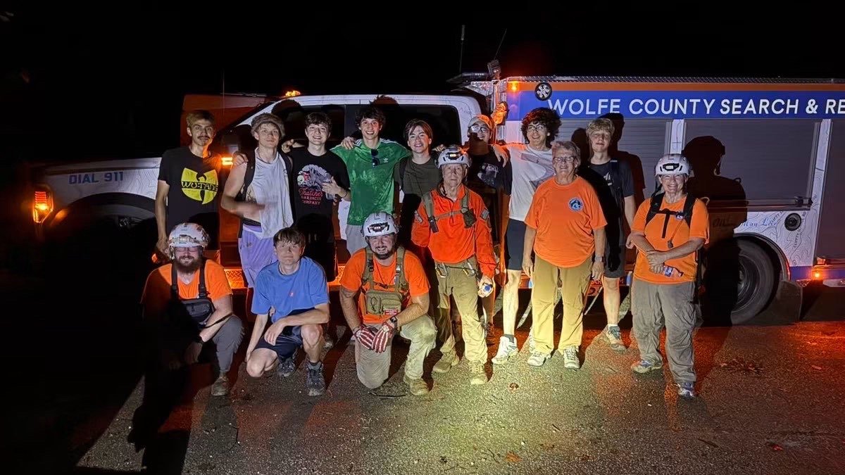 &lsquo;This doesnt look right: 9 Chicago-area hikers rescued after becoming lost in Kentucky