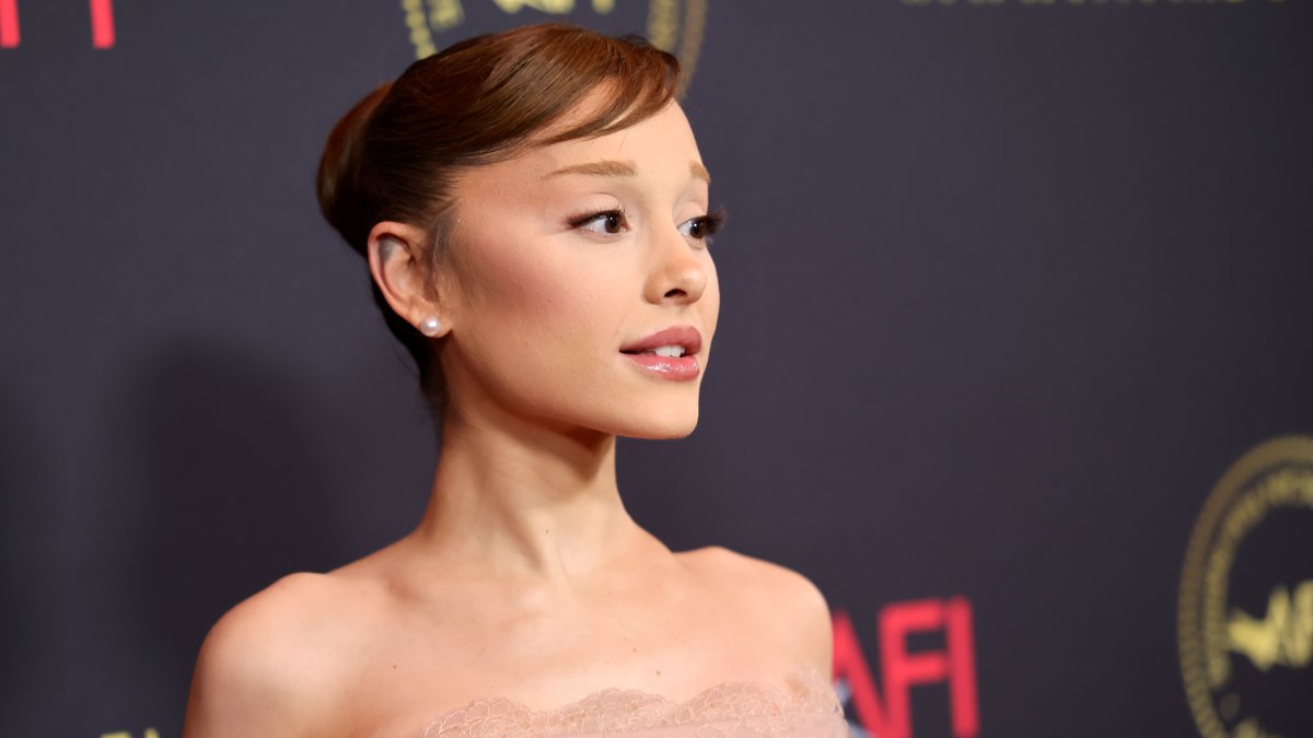 Ariana Grande addresses fans in Chicago after news shes stepping back from public eye Ariana Grande addresses fans in Chicago after news shes stepping back from public eye