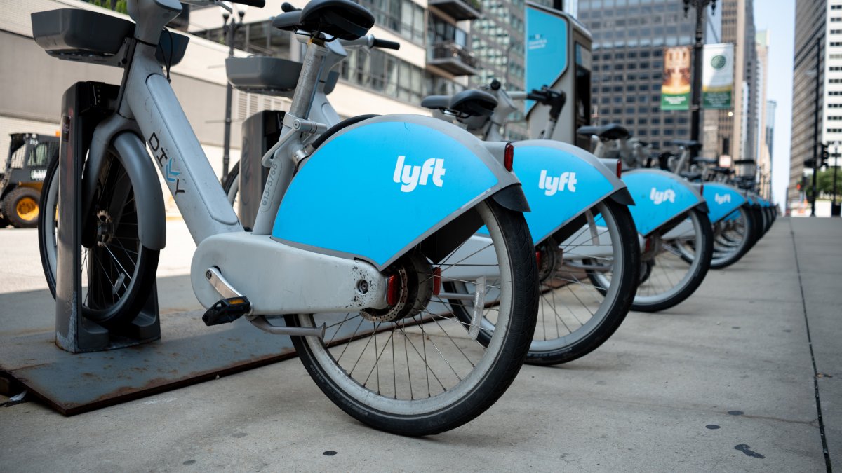 New Divvy bike stations installed along Lake Michigan as ridership hits records