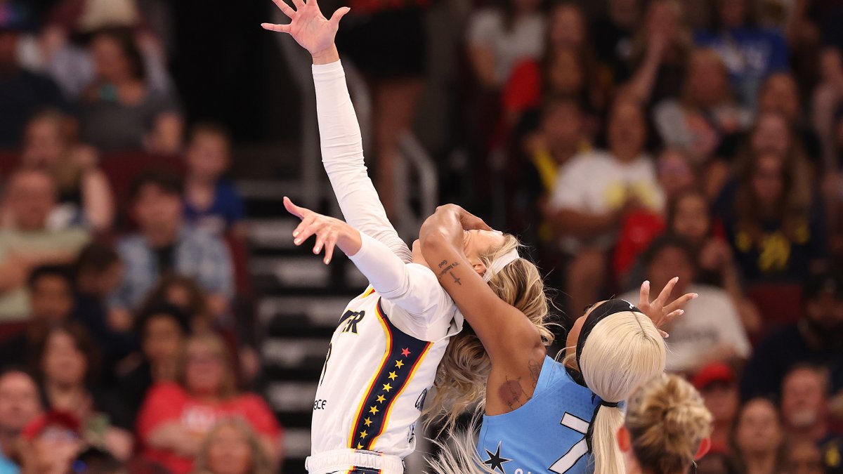 Chicagos DiJonai Carrington ejected for foul on Sophie Cunningham and posts ‘white privilege Chicagos DiJonai Carrington ejected for foul on Sophie Cunningham and posts ‘white privilege