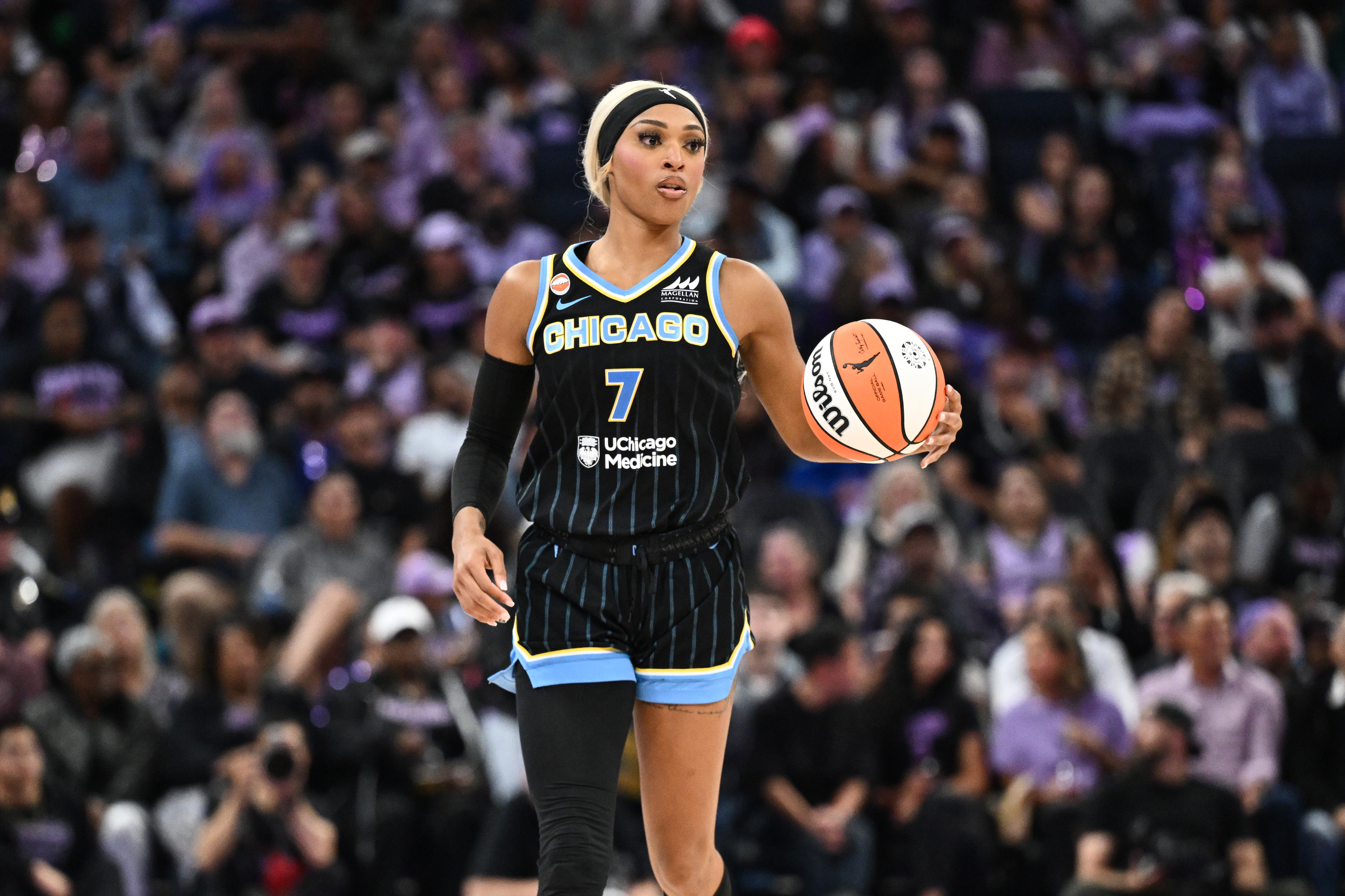 What is DiJonai Carringtons status ahead of Sky vs. Fever game