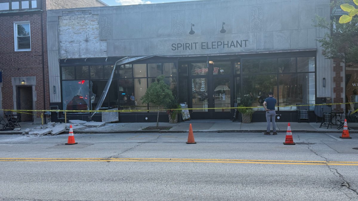 Concrete slabs fall off building at north suburban restaurant, with major damage to facade Concrete slabs fall off building at north suburban restaurant, with major damage to facade