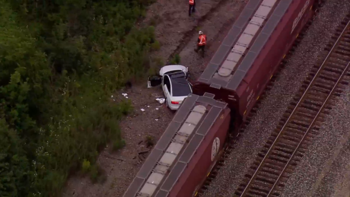 Roads closed, &lsquo;extensive Metra delays after freight train strikes car in Lake Forest