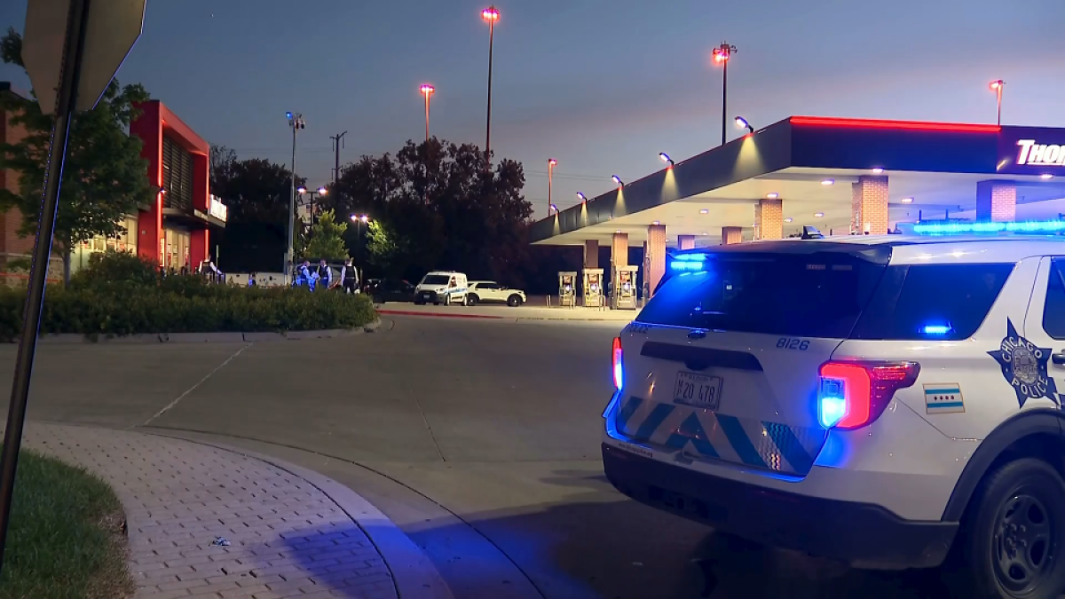 Man shot, killed during armed robbery at Thorntons gas station in Brighton Park