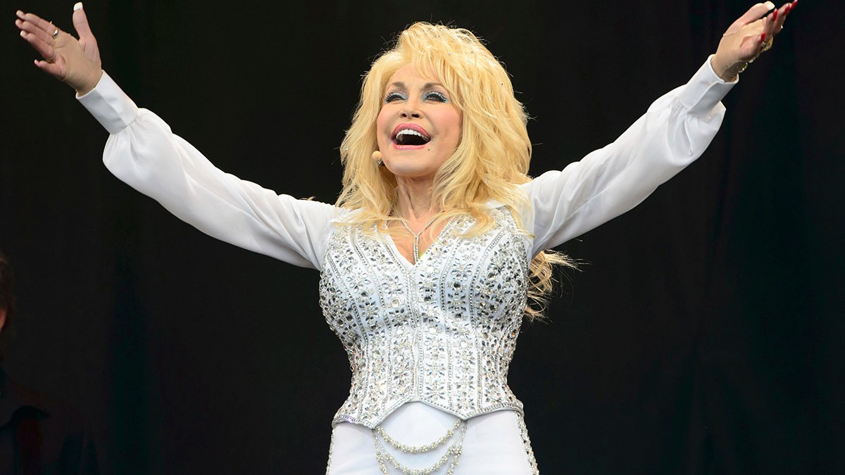 ‘925': Chicago businesses offer deals, donations Friday in honor of Dolly Parton
