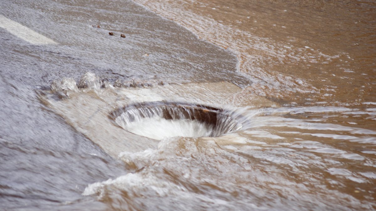 Chicago-area asked to delay showers, use less water amid heavy rain, flooding Chicago-area asked to delay showers, use less water amid heavy rain, flooding