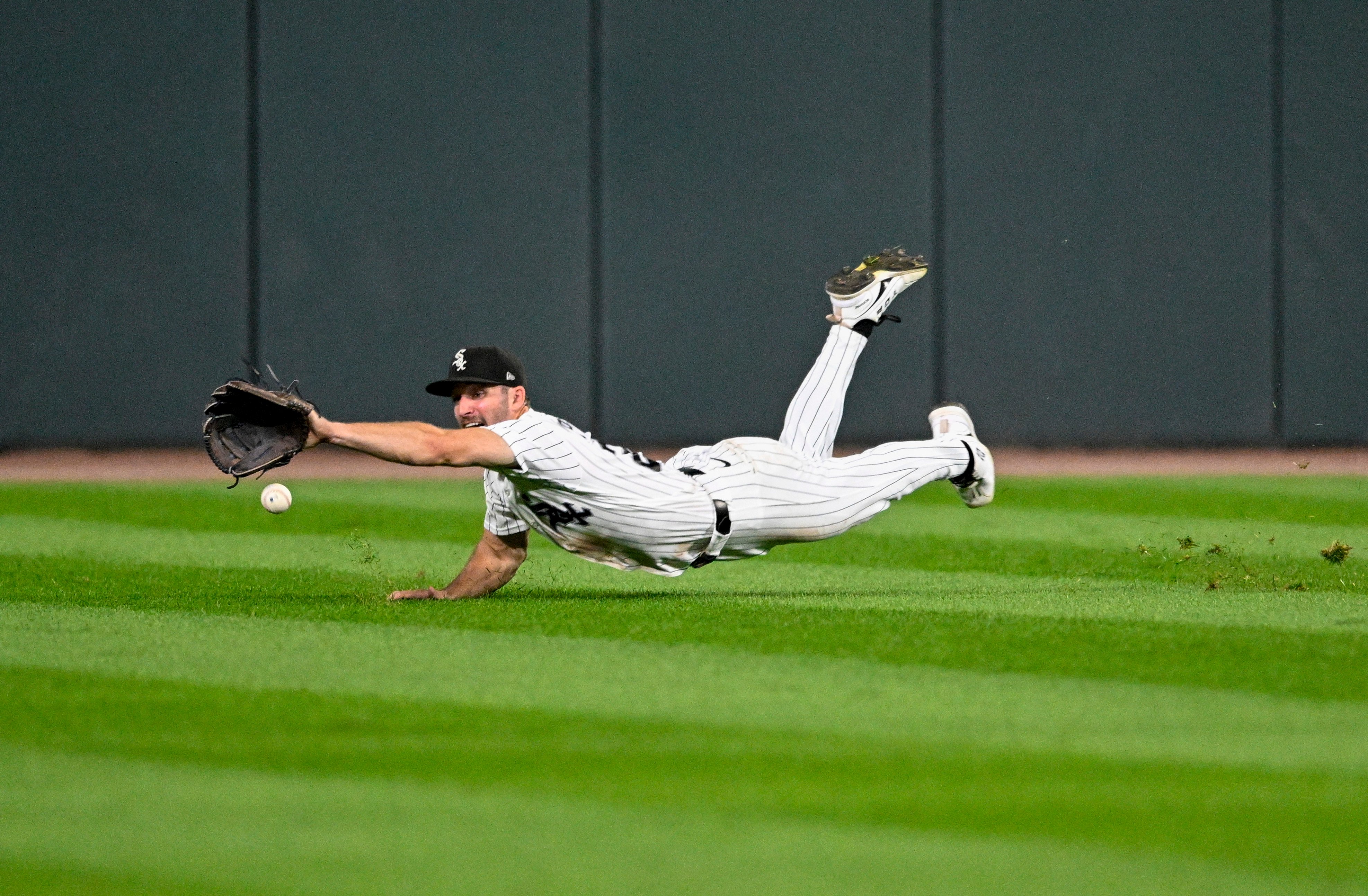 What is the Chicago White Sox magic number as the MLB playoff race heats up?