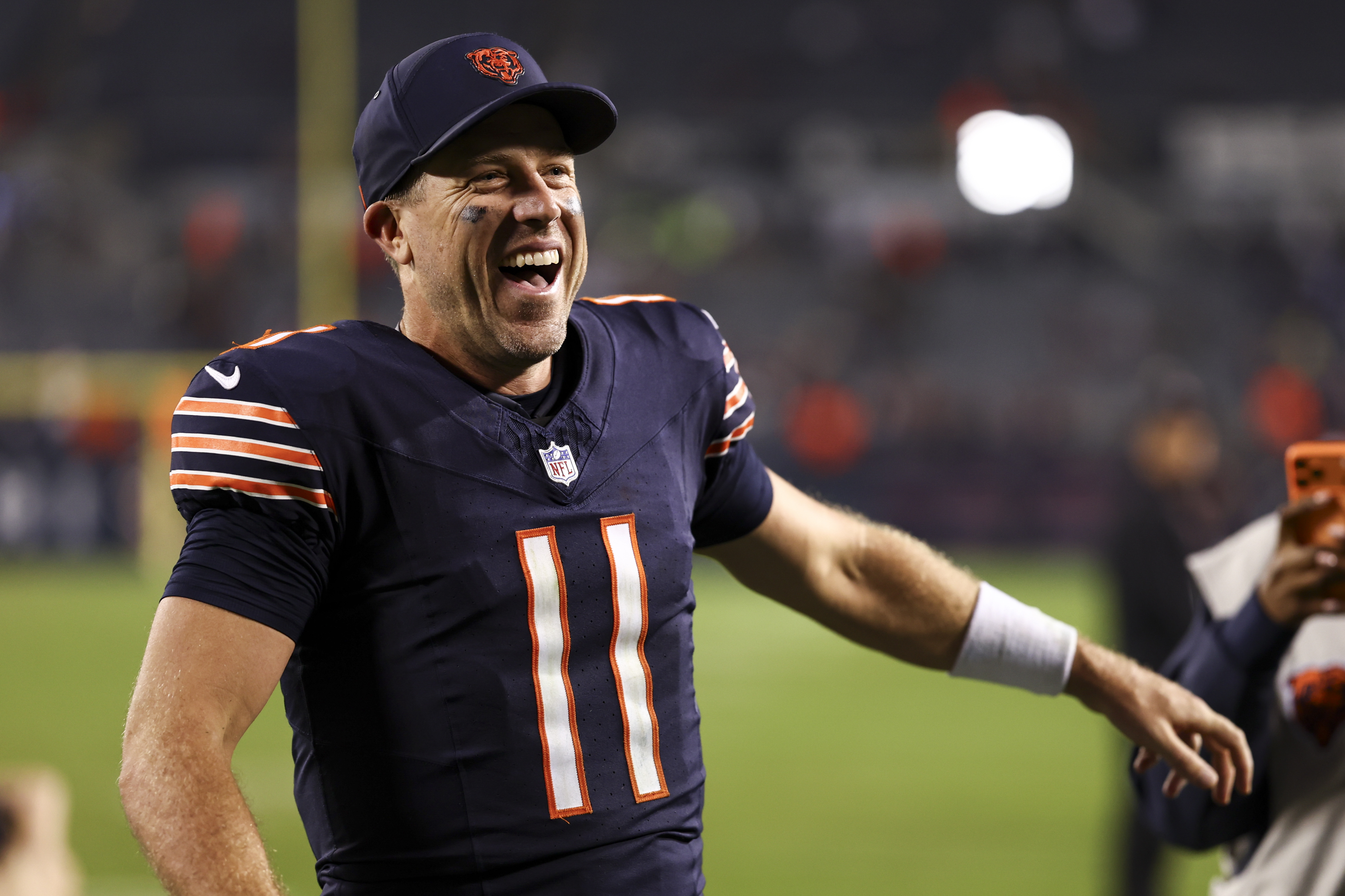 CHICAGO, ILLINOIS – SEPTEMBER 28: Case Keenum #11 of the Chicago Bears celebrates after an NFL football game against the Philadelphia Eagles at Soldier Field on September 28, 2026 in Chicago, Illinois. (Photo by Kevin Sabitus/Getty Images)