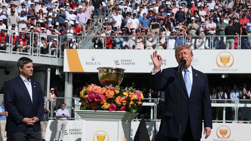 MEDINAH, ILLINOIS – SEPTEMBER 27: U.S. President Donald Trump speaks as CEO of PGA Tour Brian Rolapp looks on from the first tee prior to Sunday’s Singles on day four of the Presidents Cup 2026 at Medinah Country Club on September 27, 2026 in Medinah, Illinois. (Photo by Kevin Dietsch/Getty Images)